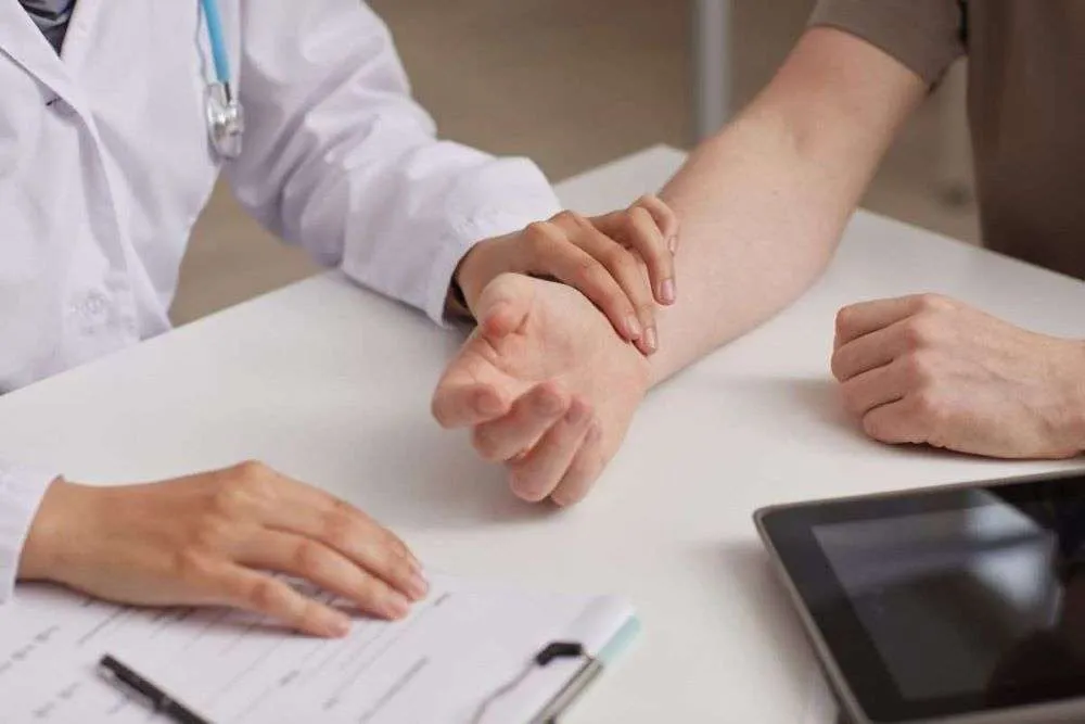 A New Orleans healthcare provider gives care to a patient in a medical clinic